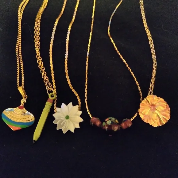 Set of 5 dainty goldtone necklaces - Picture 1 of 6